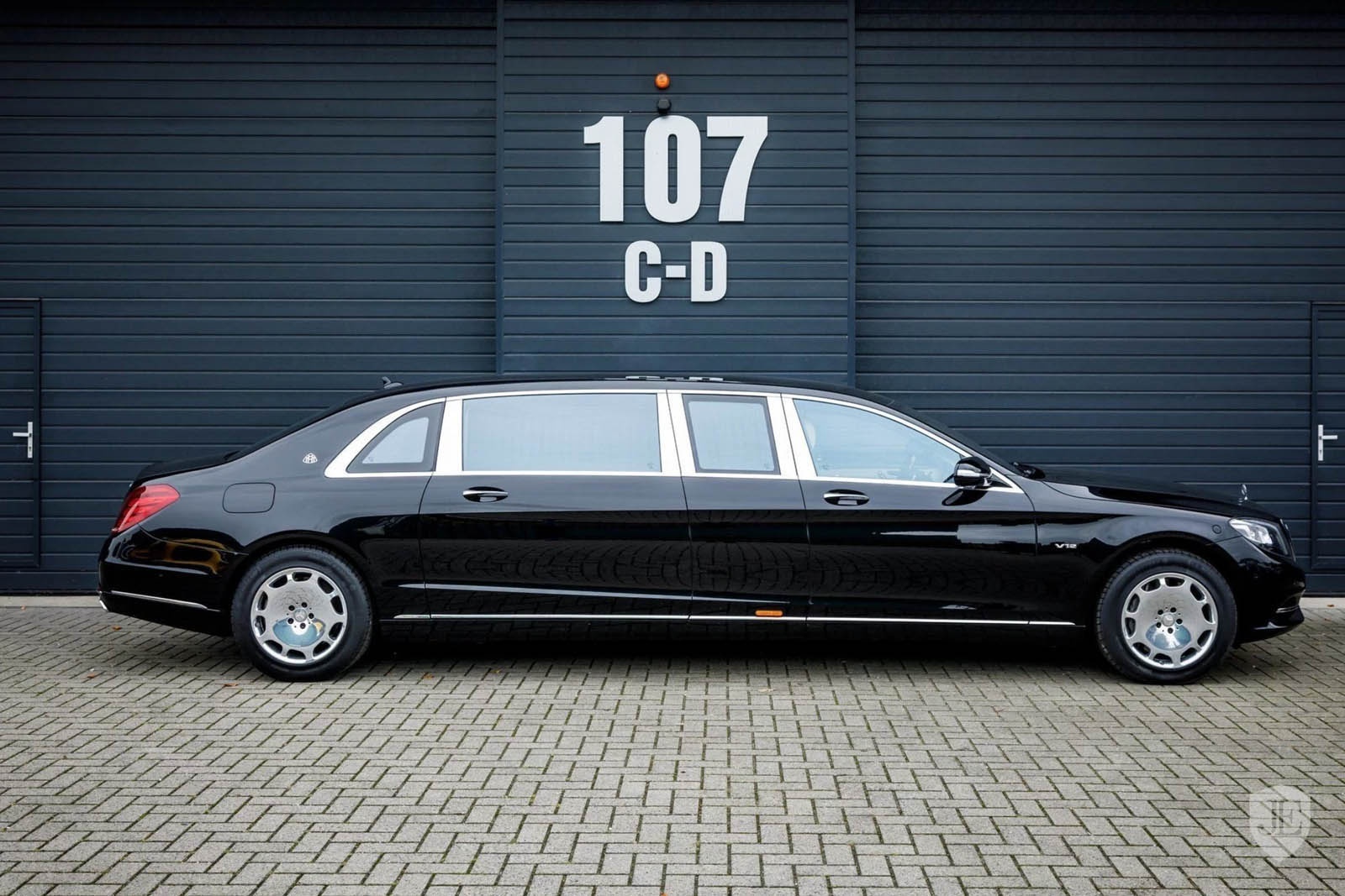 Mercedes-Maybach S600 Pullman gia 830.000 USD hinh anh