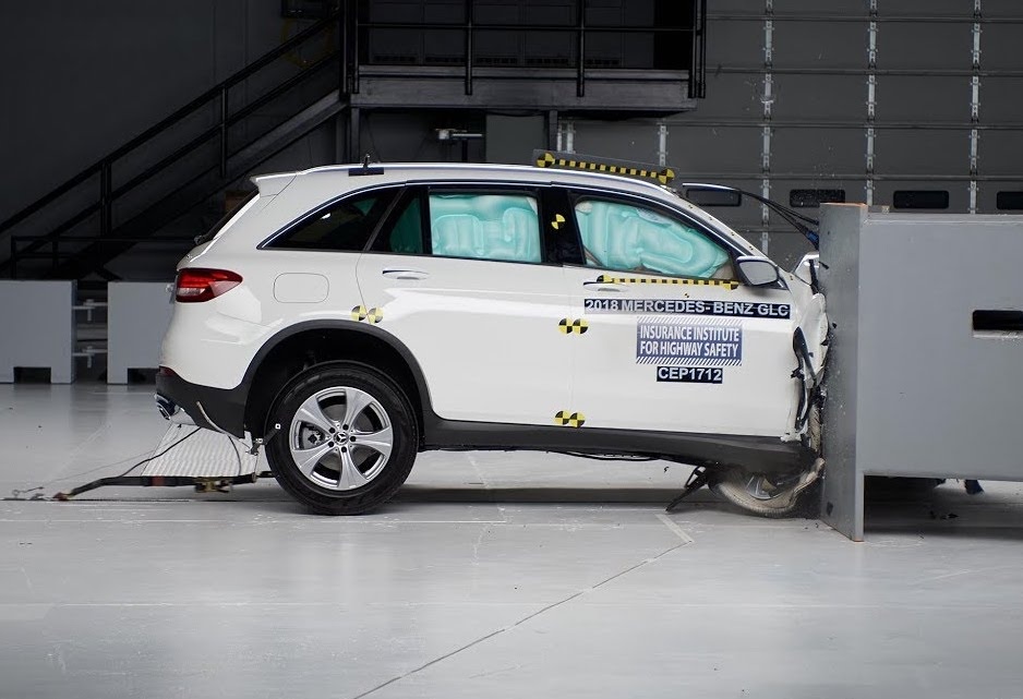 Mercedes GLC vuot qua bai thu nghiem va cham hinh anh