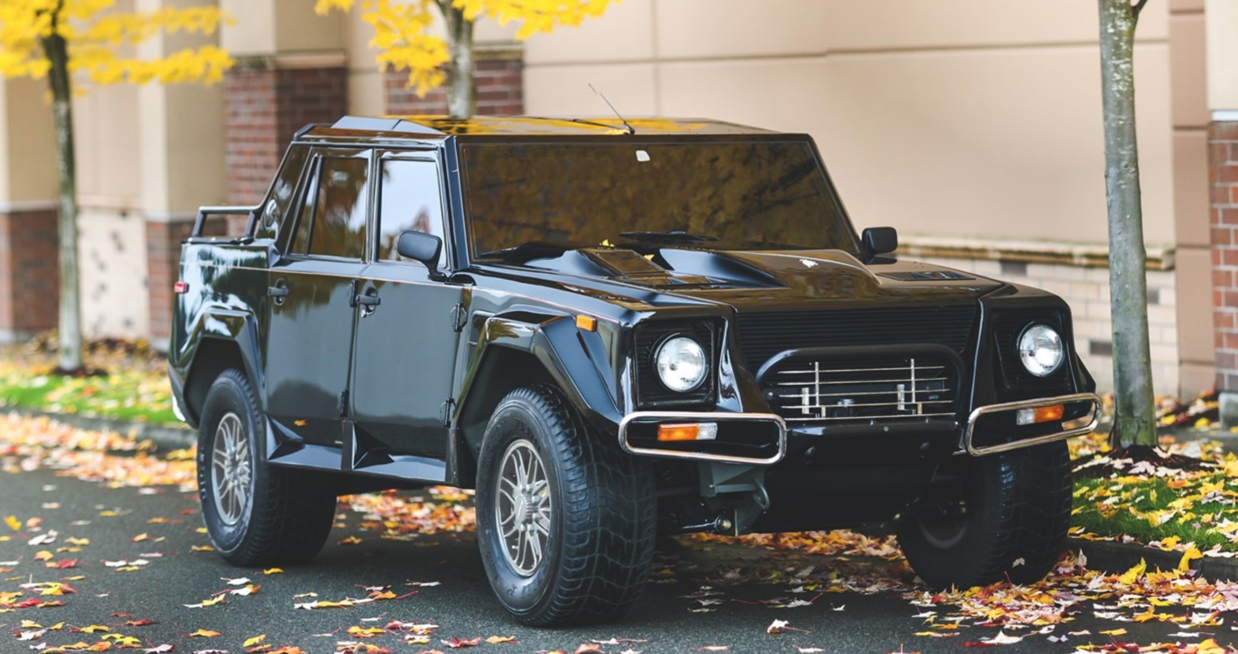 Sieu SUV hiem Lamborghini LM002 duoc ban gia 467.000 USD hinh anh