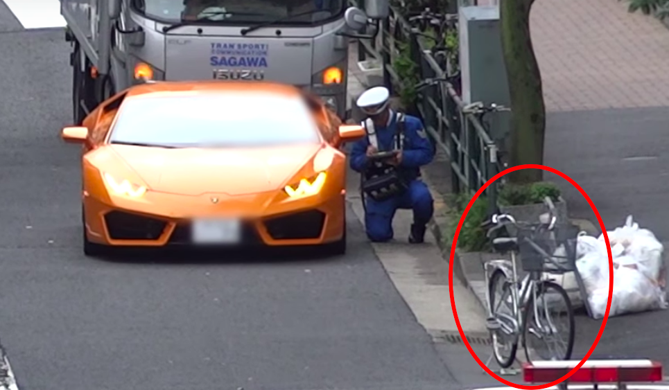 Man ruot duoi giua canh sat di xe dap va sieu xe hinh anh