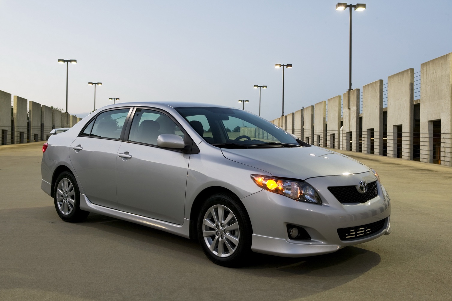 Toyota Viet Nam trieu hoi hon 8.000 xe Corolla vi loi tui khi hinh anh