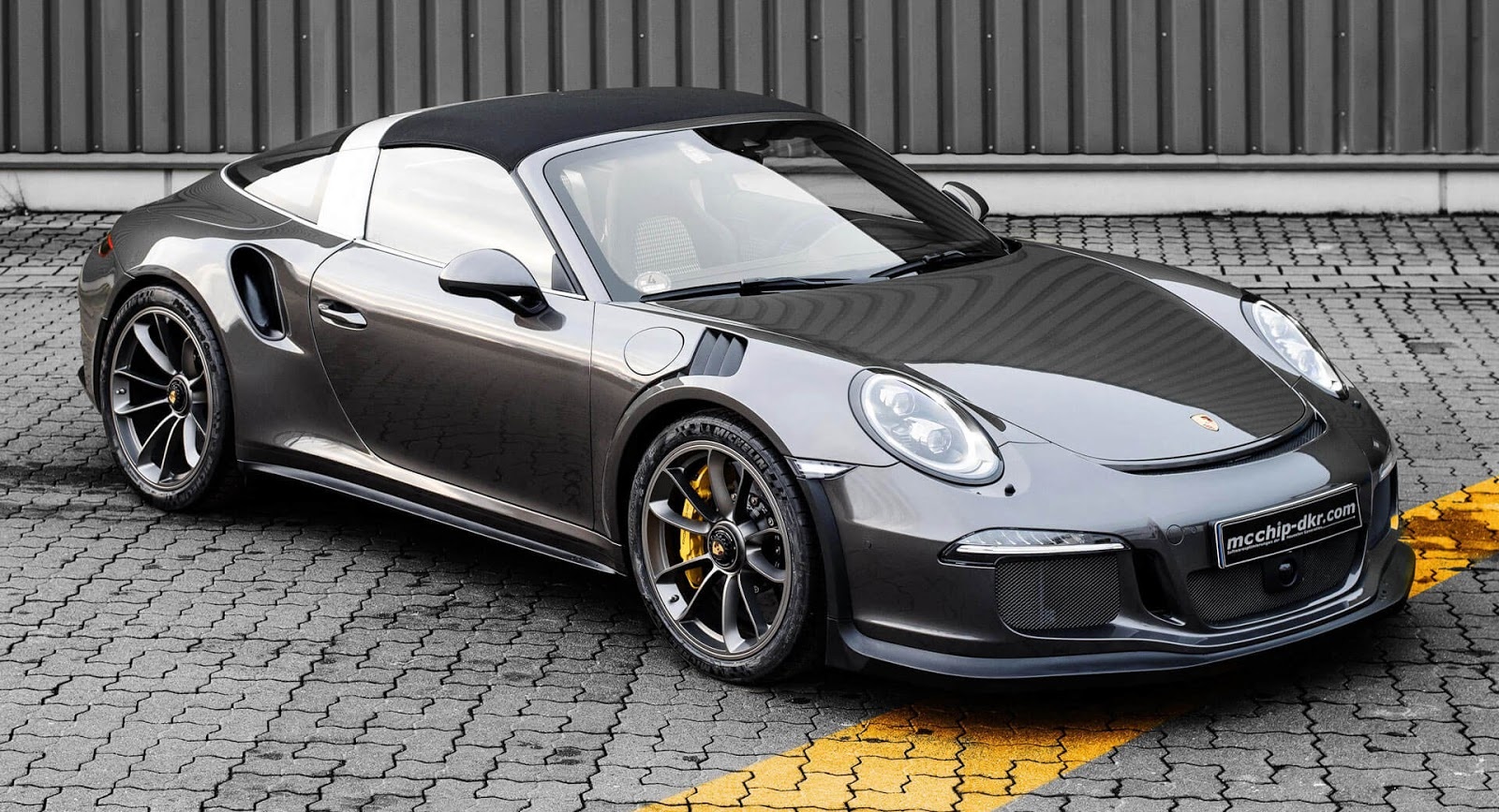 Porsche 911 Targa 4 GTS do phong cach xe dua duong pho hinh anh