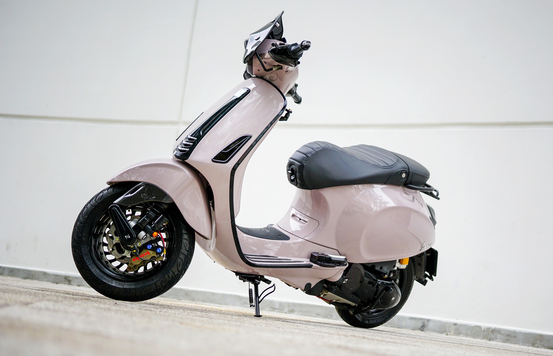 Vespa Sprint do do choi hieu cua biker Sai Gon hinh anh