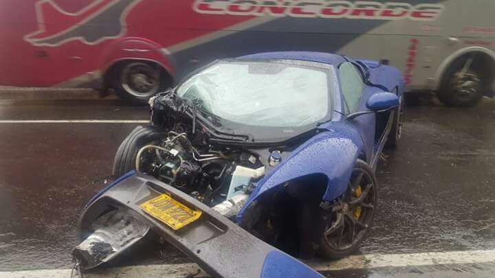 Dan xe dat tien gap tai nan tan nat hinh anh