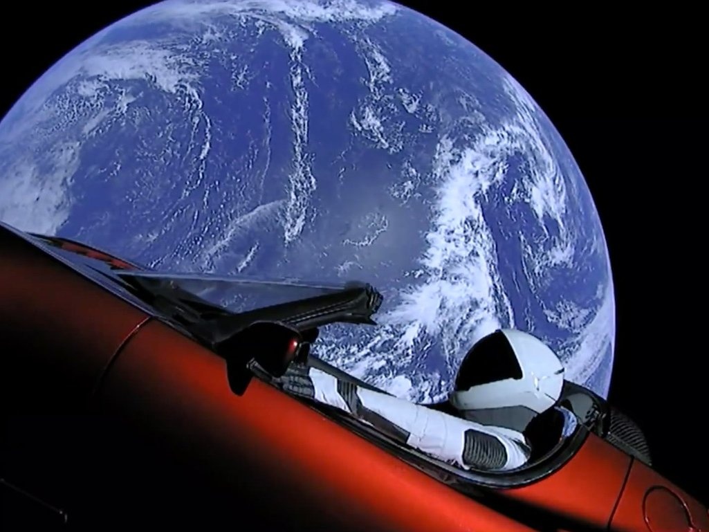 Chiec Tesla Roadster cua Elon Musk dang tren duong toi sao Hoa hinh anh