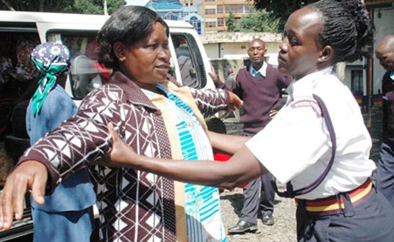 Kenya cam nu canh sat to son hinh anh