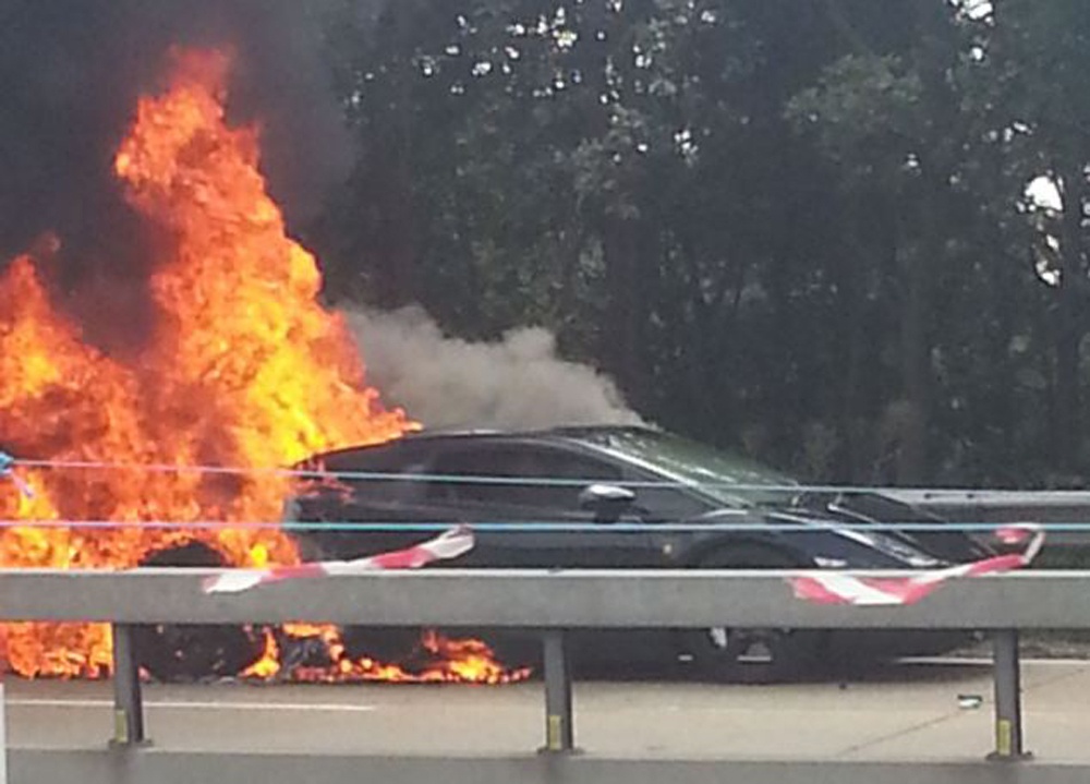 Sieu xe Lamborghini boc chay, giao thong hon loan hinh anh