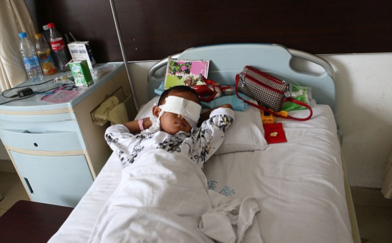 Be trai 6 tuoi bi dan buon noi tang bat coc lay mat hinh anh