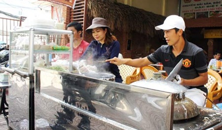 Van dong vien va noi niem 'do-den' tren thuong truong hinh anh