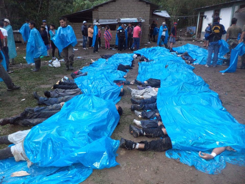 Xe tai lao tu nui xuong song, 51 nguoi chet hinh anh