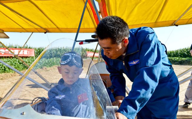 Be 5 tuoi tap lai may bay nhu the nao? hinh anh