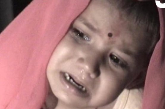 Co dau chu re 5 tuoi khoc nhe trong le cuoi hinh anh