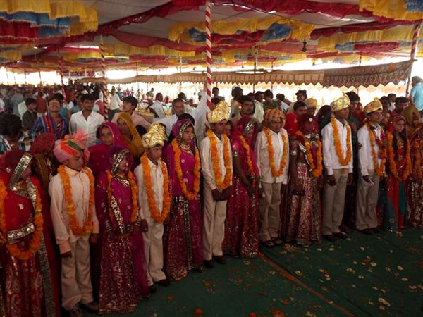 Dam cuoi tap the co dau nhi o An Do hinh anh