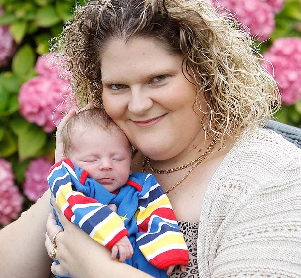 Em be dau tien tren the gioi sinh bang thu tinh ong nghiem hinh anh