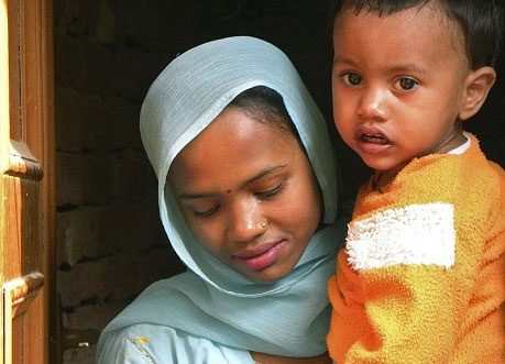 Tham canh cua co dau tre con lay chong gia hinh anh