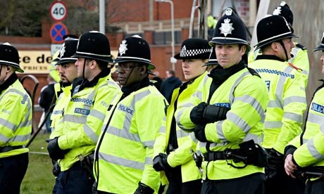 Canh sat tro thanh dao chich vi no nan hinh anh