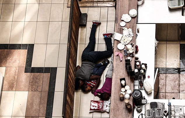 Ba me con thoat vu tham sat o Kenya nho gia chet hinh anh