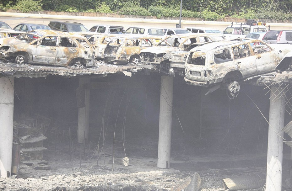 O to chay thanh than tai khu mua sam bi khung bo hinh anh