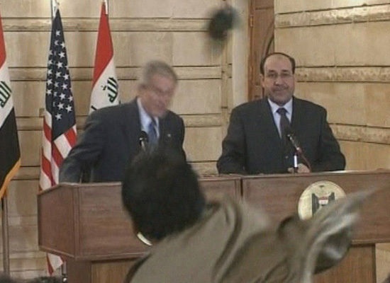 Nhung chinh khach tung bi nem giay hinh anh