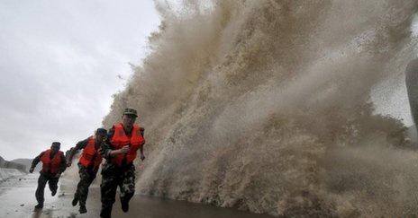 Song du cao bang ca toa nha trong bao Fitow hinh anh