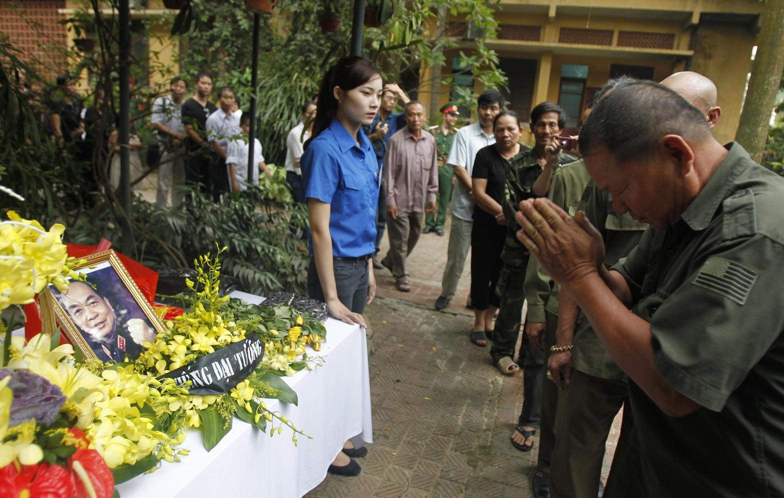 Dong nguoi vieng Tuong Giap tren bao My hinh anh