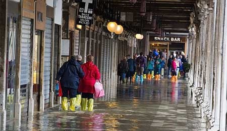 Du khach bi bom loi nuoc tai 'thanh pho tinh yeu' hinh anh