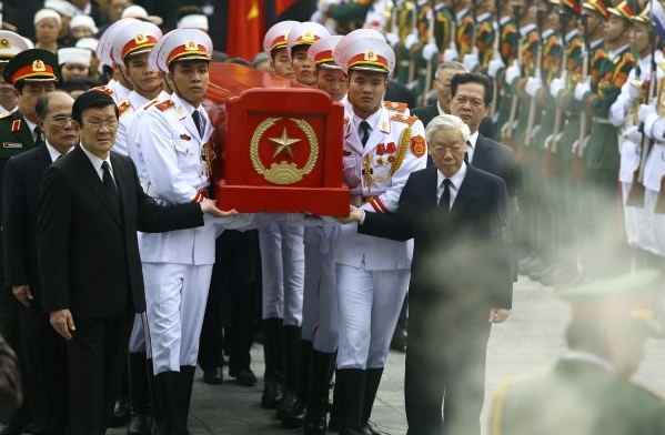 Anh nguoi dan tien dua tuong Giap tren truyen thong quoc te hinh anh