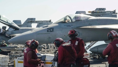 Dao quanh tau san bay uy luc nhat hanh tinh hinh anh