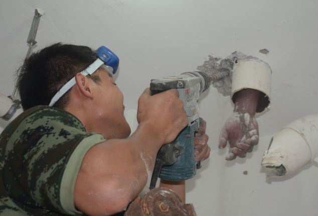 Ket tay trong toilet vi tim lai nhan cuoi hinh anh