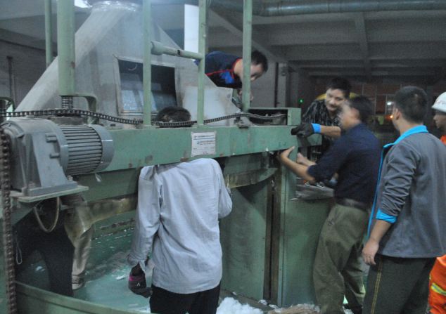 Cong nhan ket dau trong may hinh anh