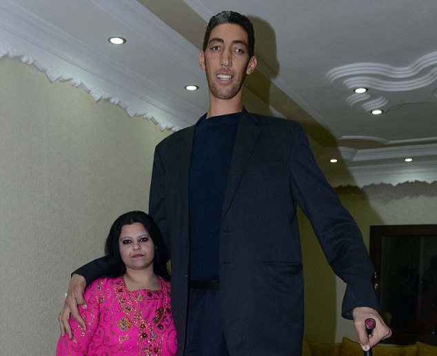 Hinh anh nguoi dan ong cao nhat the gioi di hoi vo hinh anh