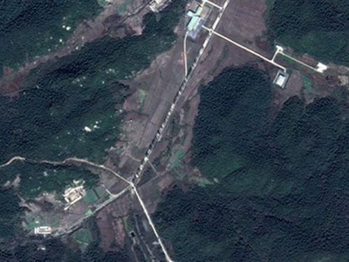 Nha may san xuat vu khi Trieu Tien boc chay hinh anh