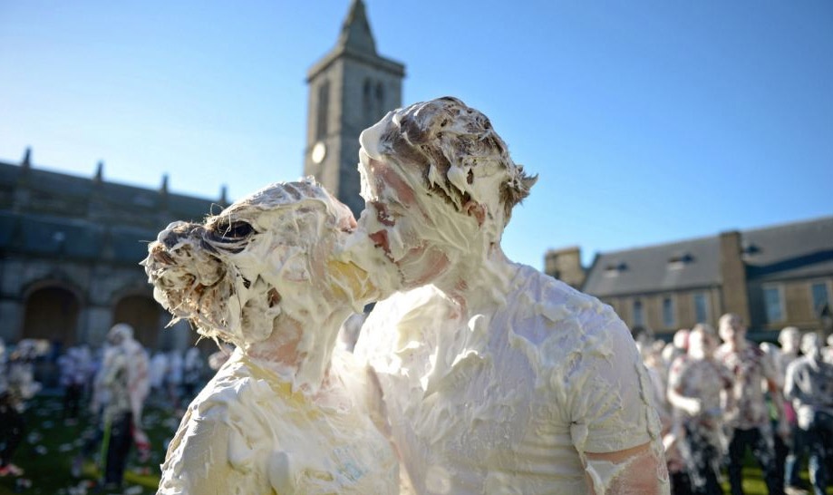 Sinh vien phu bot len khap co the trong ngay dai tiec hinh anh