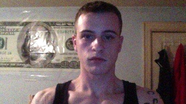 Tay sung tu sat phia sau trung tam thuong mai My hinh anh