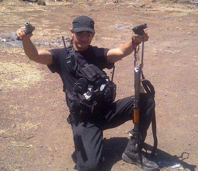 Mafia khoe vu khi, tien va gai tren mang xa hoi hinh anh