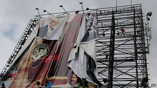 Hai cha con bi dien giat chet vi sua nha trong bao Haiyan hinh anh