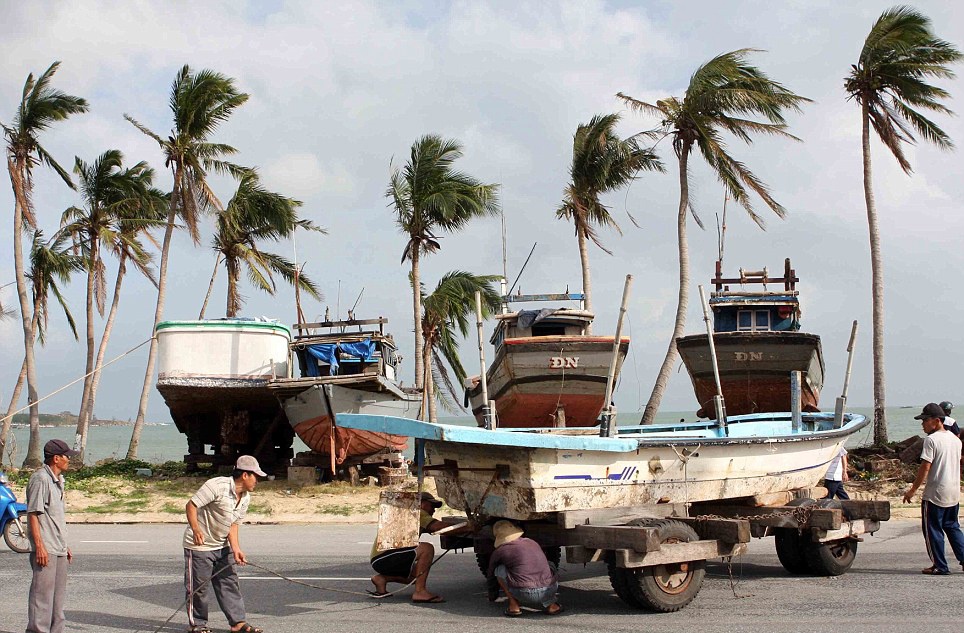 The gioi doi theo bao Haiyan tien toi Viet Nam hinh anh