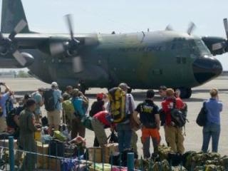 Em be chao doi ngay tren may bay quan su trong sieu bao hinh anh