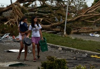 Nan hoi cua tran lan trong sieu bao Haiyan hinh anh