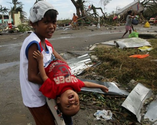 Muon ve tre tho trong sieu bao Haiyan hinh anh