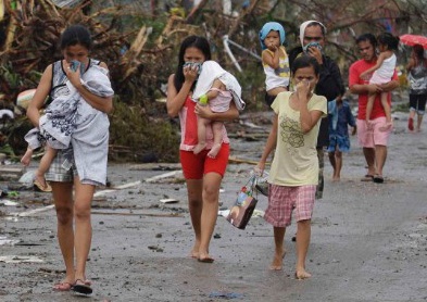 Nguoi song sot ngat tho vi tu thi boc mui sau bao Haiyan hinh anh