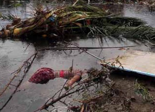 Mo tap the danh cho hang tram nan nhan sieu bao Haiyan hinh anh