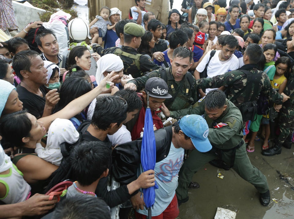 Nan nhan bao Haiyan chen chuc len may bay roi Tacloban hinh anh