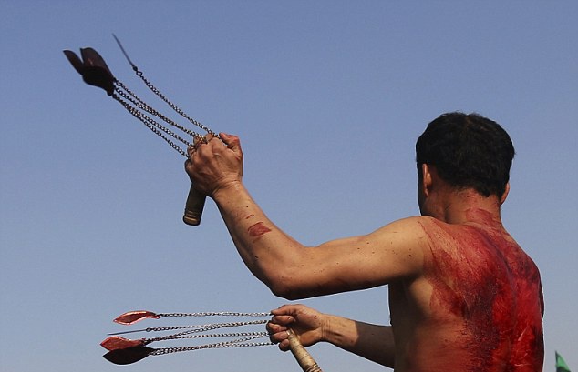 Dan ong Hoi giao dua nhau dung dao tu hanh ha den tua mau hinh anh