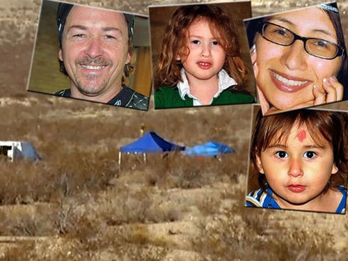 Ca gia dinh chet vui trong sa mac hinh anh