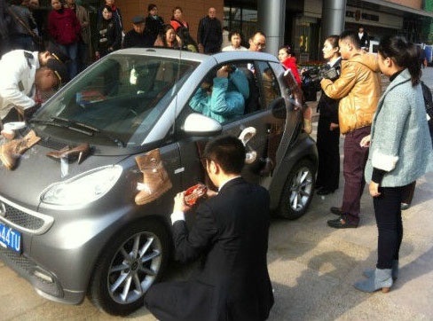 Chi 70 trieu mua giay treo khap xe hinh anh