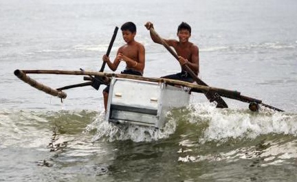 Ngu dan Philippines dung tu lanh lam thuyen kiem thuc an hinh anh