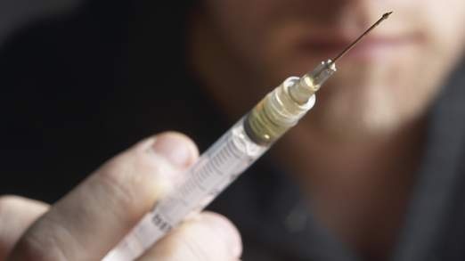 Tu tiem virus HIV de duoc huong tro cap hinh anh