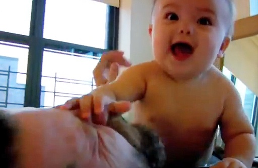 Clip ong bo tre dau vat voi be so sinh gay sung sot hinh anh