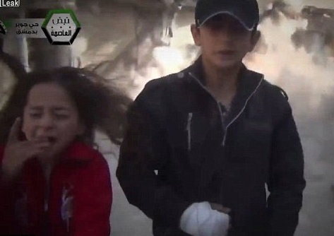 Bom no phia sau nhom tre dang tra loi phong van hinh anh